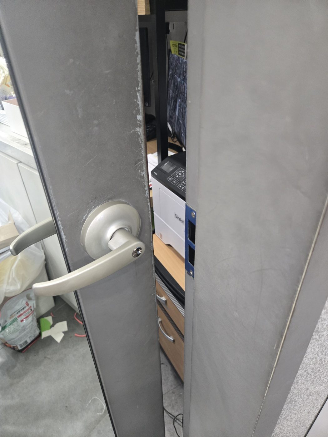 심곡본1동 철제문 손잡이 수리 작업